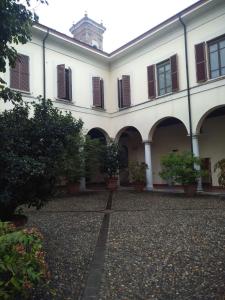 クレモナにあるCremona Appartamento Monolocale Sant'Omobonoの中庭に鉢植えの白い大きな建物