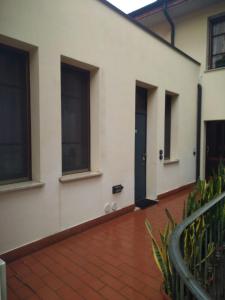 クレモナにあるCremona Appartamento Monolocale Sant'Omobonoの白い建物(黒いドア、窓付)