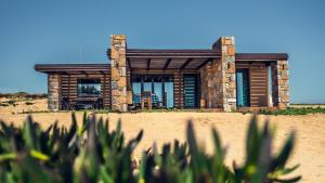 una casa en medio del desierto en Keros Blue - Luxury in Wilderness en Kalliópi