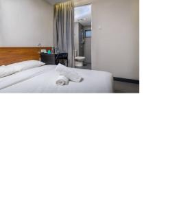 Postel nebo postele na pokoji v ubytování MAX Hotel Subang Jaya
