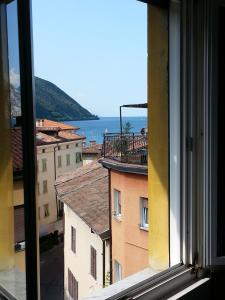 ナーゴ・トルボレにあるAppartamento Villa Olivoの窓から海の景色を望めます。