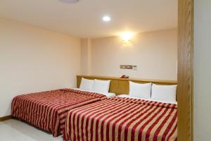 Postel nebo postele na pokoji v ubytování Songshan Hotel