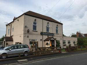 une voiture garée devant un bâtiment dans l'établissement The Half Moon Inn, à Goole