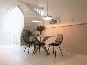 a dining room with a table and four chairs at Appartement Dokkum in Dokkum