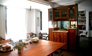 - une cuisine avec une table en bois dans une chambre dans l'établissement Hotel Emblemático Casa Casilda, à Tacoronte