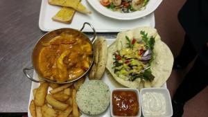 een dienblad met taco's, dipsaus en frietjes bij The Half Moon Inn in Goole