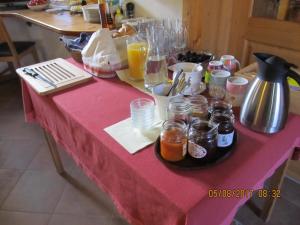 una mesa rosa con jarras de bebidas. en Haus Resi, en Staatz