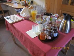 una mesa rosa con jarras de bebidas. en Haus Resi en Staatz