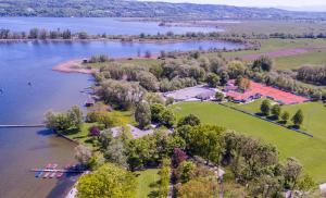 Luftblick auf einen See mit Booten in der Unterkunft Strandhotel SüdSee Diessen am Ammersee in Dießen am Ammersee