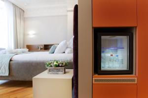 1 dormitorio con 1 cama y TV en una habitación en Italyanskaya 29, en San Petersburgo