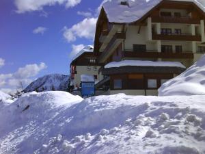 una pila de nieve frente a un edificio en Apartment "Birgit" Sonnleitn/Nassfeld, en Sonnenalpe Nassfeld