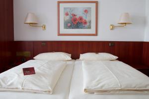 
a hotel room with two beds and two pillows at Hotel Seeblick garni in Gartow
