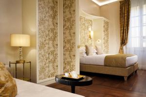 Posteľ alebo postele v izbe v ubytovaní San Firenze Suites & Spa