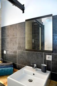bagno con lavandino bianco e specchio di Le Phocéen Appartement Terrasse Plein centre a Marsiglia