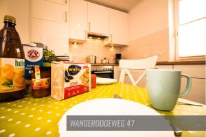 ヴァンガーラントにあるWangeroogeweg 47のキッチン(コーヒーを楽しめるテーブル付)