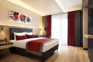 Postel nebo postele na pokoji v ubytování Ramada Encore by Wyndham Gebze