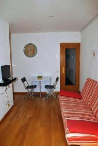 バルセロナにあるBCN 324 Apartmentのリビングルーム(ソファ、テーブル、椅子付)