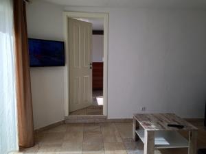 ein Zimmer mit einem Tisch, einer Tür und einem Tisch sidx sidx in der Unterkunft Haus auf der alten Düne in Prerow