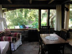 a living room with a table and a couch at Cabaña La Strega in Tandil