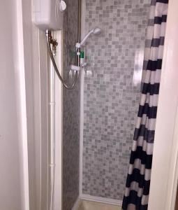 eine Dusche im Bad mit Duschvorhang in der Unterkunft The Galloway in Blackpool