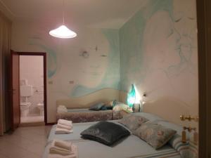 Postel nebo postele na pokoji v ubytování Hotel Julia