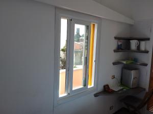 ventana en la esquina de una habitación con vistas en Affittacamere Elisabetta, en Vernazza