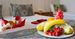 un plato de fruta encima de la cama en Side Crown Serenity All Inclusive, en Side