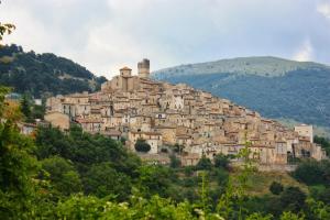 a village on top of a mountain at Casa a Santo Stefano di Sessanio in Santo Stefano di Sessanio