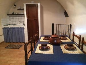 - une cuisine avec une table et des casseroles dans l'établissement Casa a Santo Stefano di Sessanio, à Santo Stefano di Sessanio