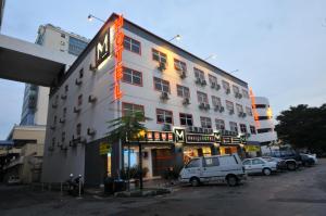 un gran edificio blanco con un cartel. en M Design Hotel @ Pandan Indah, en Kuala Lumpur