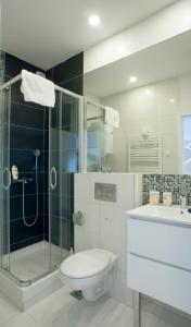 een badkamer met een douche, een toilet en een wastafel bij Apartments Villa Savamala in Belgrado