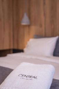 Postel nebo postele na pokoji v ubytování Central City Hotel