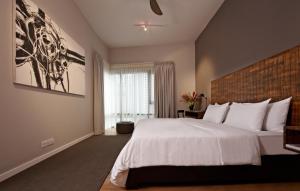 Postel nebo postele na pokoji v ubytování E&O Residences Kuala Lumpur