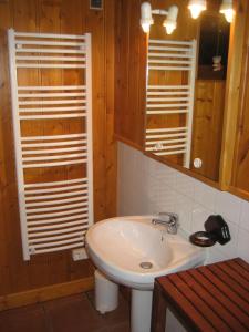 オトゥランにあるGite Waykiuのバスルーム(洗面台、鏡付)