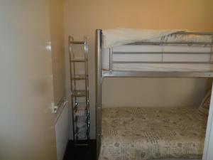 ロンドンにあるrosebankの小さなお部屋で、二段ベッド2組、はしごが備わります。