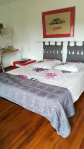Laiz的住宿－拉尚布里杜梅尼爾住宿加早餐旅館，一间卧室配有一张带白色床单的大床