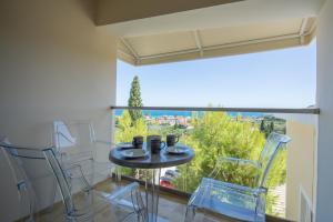 Balkón alebo terasa v ubytovaní Koukounaria Hotel & Suites