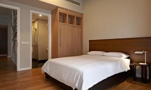 Postel nebo postele na pokoji v ubytování E&O Residences Kuala Lumpur