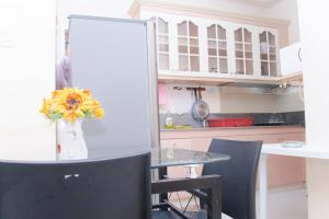 Köök või kööginurk majutusasutuses Julz Tropical Apartments