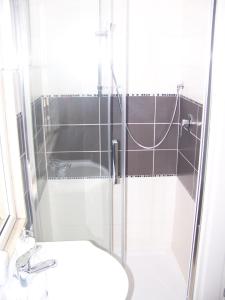 W łazience znajduje się prysznic, toaleta i umywalka. w obiekcie Affittacamere Stella Marina w mieście Piombino