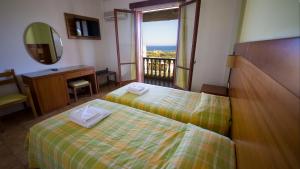 Posteľ alebo postele v izbe v ubytovaní Hotel Navarone + 22 fotografií