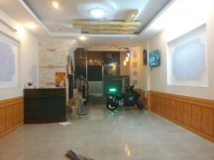 una habitación con una motocicleta estacionada en ella en Thanh Sơn Motel en Vung Tau