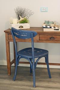 a blue chair sitting in front of a desk at Echi del Mare in La Spezia