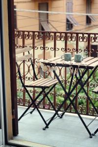 una mesa en un balcón con dos tazas en Echi del Mare en La Spezia