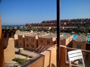 balcone con vista sul resort di Chalet Stella Seaview Resort-Family Only a Ain Sokhna
