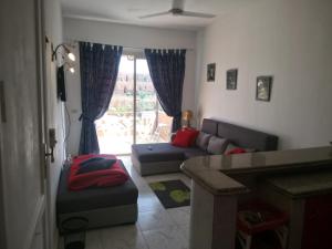 un salon avec un canapé et un salon avec une fenêtre dans l'établissement Chalet Stella Seaview Resort-Family Only, à Ain Sokhna