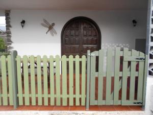 ラ・オロタバにあるCasa rural en finca ecológicaの白いピケの柵