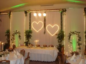 einen Tisch mit Herzen an den Vorhängen in einem Restaurant in der Unterkunft Landgasthof Hotel Bechtel in Zella