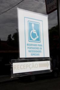 a sign for a restroom with a sign for a toilet at Pousada Praia e Conforto in Búzios