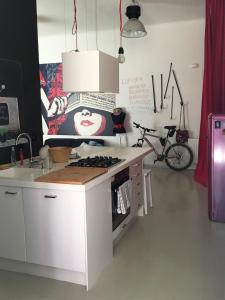 Kjøkken eller kjøkkenkrok på Happy Apartment